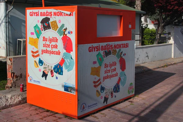 Antalya, Türkiye - 16 Nisan 2022: Kullanılmış giysi, ayakkabı, battaniye, yatak örtüsü ve yoksul ve evsizler için yararlı olabilecek diğer bağışlanmış eşyalar.