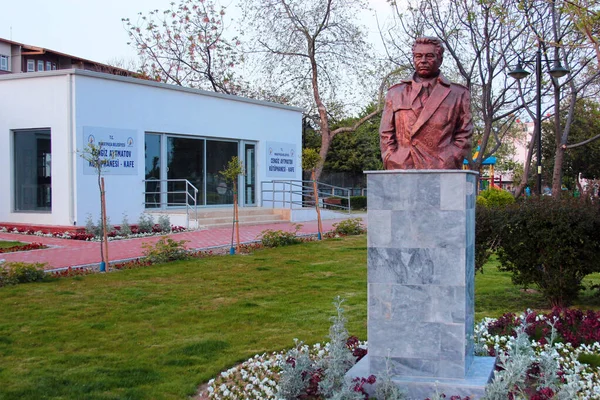 Antalya Turkije April 2022 Herdenkingsbibliotheek Monument Voor Chinghiz Aitmatov Een — Stockfoto