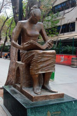 Ankara, Türkiye - 19 Nisan 2022: Kizilay Yüksel Caddesi 'ndeki İnsan Hakları Anıtı, Evrensel İnsan Hakları Bildirgesini okuyan bir kadın ve çok sayıda protestonun toplanma noktası