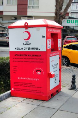 Ankara, Türkiye - 19 Nisan 2022: Kullanılmış giysi, ayakkabı, battaniye, yatak örtüsü ve yoksul ve evsizler için yararlı olabilecek diğer bağışlanan eşyalar