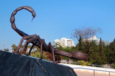 Antalya, Türkiye - 20 Nisan 2022: Antalya Stadyumu önündeki futbol kulübü Antalya Spor 'un maskotu Akrep Heykeli.