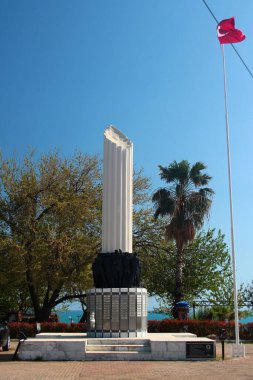 Antalya, Türkiye - 20 Nisan 2022: Şehitler Anıtı, Türk ordusunun tüm düşman ve teröristlere karşı verdiği savaşta hayatını kaybeden masum Türk çocuklarının anısına dikildi..