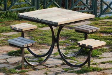 Halka açık bir parkta eski bir masa.