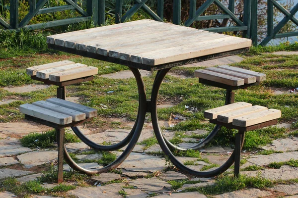 Halka açık bir parkta eski bir masa.