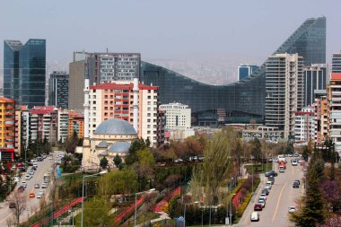 Ankara, Türkiye - 18 Nisan 2022: Ankara 'nın Cankaya Sogutozu ilçesi. YDA merkezi, modern ofis ve ticari bina şehrin yeni sembolü..