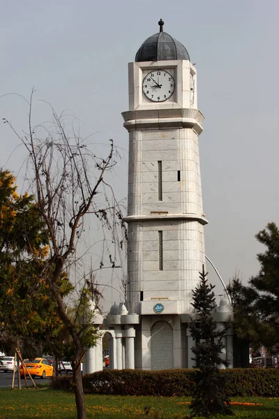 土耳其安卡拉 2022年4月18日 位于米夫拉纳大道 Mevlana Boulevard 的钟楼 这是安卡拉环路的一部分 现在是市中心的一条重要公路 — 图库照片