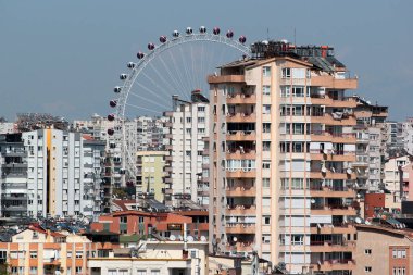 Antalya, Türkiye - 22 Nisan 2022: Antalya 'nın Yüreği lunaparkında dönme dolap, Gursu' da görülebiliyor.
