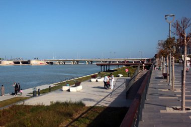 Antalya, Türkiye - 22 Nisan 2022: Bogacayi Batı Parkı, Türkiye 'nin Antalya ilçesinin Liman Mahallesi' nde dinlenmek için popüler bir yer