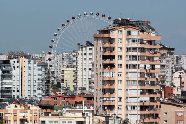 土耳其安塔利亚 2022年4月22日 安塔利亚游乐园中心的摩天轮 位于Gursu住宅区上方 — 图库照片