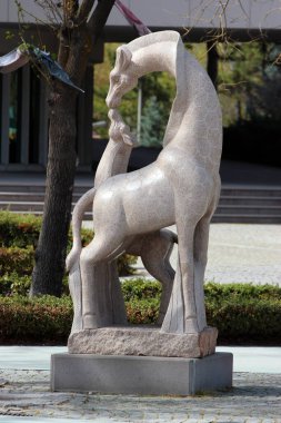 Ankara, Türkiye - 18 Nisan 2022: Ankara Tiyatrosu önünde, Gençlik Parkı 'nda veya Genclik Parki' de genç ve yaşlı zürafaların heykeli.