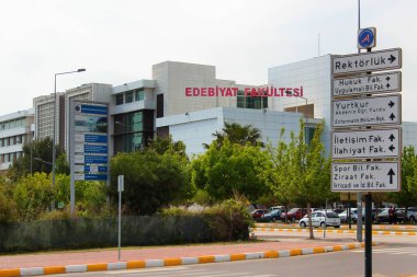 Antalya, Türkiye - 29 Nisan 2022: Akdeniz Üniversitesi Edebiyat Fakültesi, 1982 yılında Antalya 'da kuruldu. 