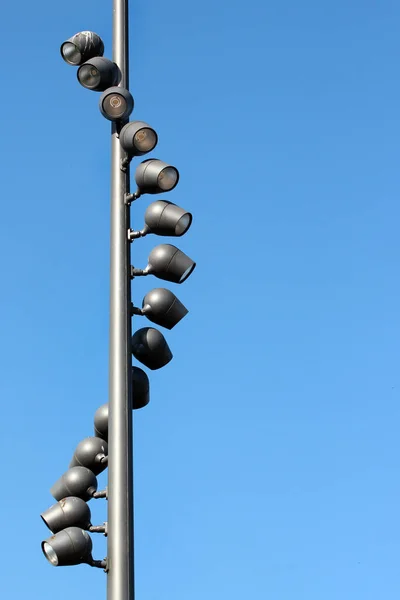 Scheinwerfer Auf Einem Laternenpfahl Vor Blauem Himmel Hintergrund — Stockfoto