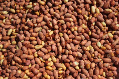 Arka planda tuzlu, kızarmış fıstık var.