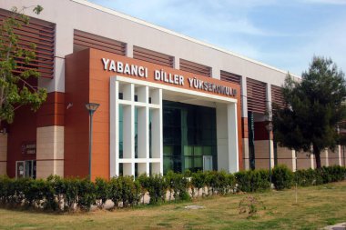 Antalya, Türkiye - 29 Nisan 2022: Akdeniz Üniversitesi 'nde yabancı dil lisesi, 1982 yılında Antalya' da kuruldu.