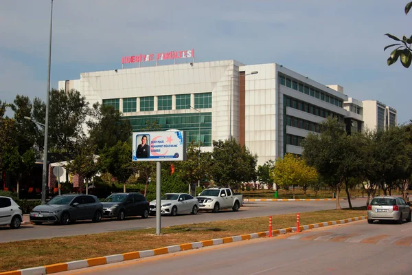 Antalya, Türkiye - 29 Nisan 2022: Akdeniz Üniversitesi Edebiyat Fakültesi, 1982 yılında Antalya 'da kuruldu. 