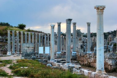 Türkiye 'nin Akdeniz kıyısındaki Antalya yakınlarındaki antik Yunan kenti Perge manzarası