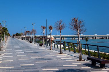 Antalya, Türkiye - 16 Mayıs 2022: Antalya 'nın batı kesimindeki iki ana sahilden biri olan Konyaalti plajının manzarası.