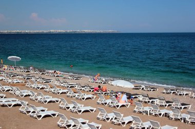 Antalya, Türkiye - 16 Mayıs 2022: Antalya 'nın batı kesimindeki iki ana sahilden biri olan Konyaalti plajının manzarası.