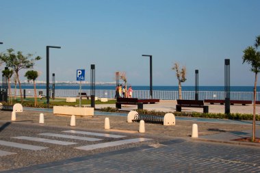 Antalya, Türkiye - 16 Mayıs 2022: Antalya 'nın batı kesimindeki iki ana sahilden biri olan Konyaalti plajının manzarası.