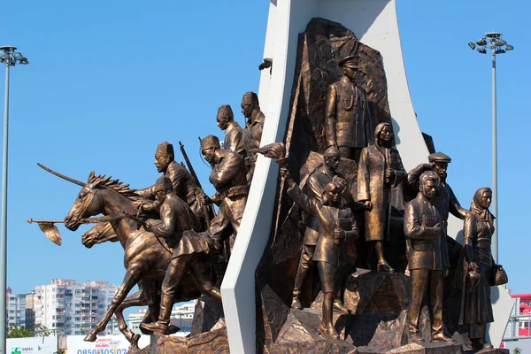 Antalya, Türkiye - 13 Mayıs 2022: Antalya 'nın Konyaalti ilçesindeki Antalyaspor Kavşağında Mustafa Kemal Atatürk anıtı