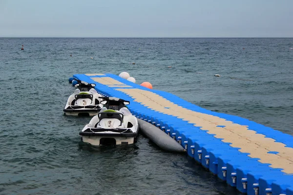 Floating Plastic Pier Seashore — Stockfoto