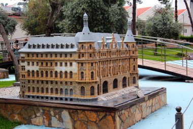 Antalya, Türkiye - 19 Mayıs 2022: Minyatür Türk simgelerinden oluşan açık hava müzesi bulunan popüler bir park olan Dokuma Parkı 'ndaki İstanbul Haydaypaşa Tren İstasyonu Modeli