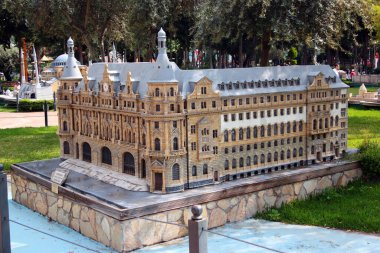 Antalya, Türkiye - 19 Mayıs 2022: Minyatür Türk simgelerinden oluşan açık hava müzesi bulunan popüler bir park olan Dokuma Parkı 'ndaki İstanbul Haydaypaşa Tren İstasyonu Modeli 