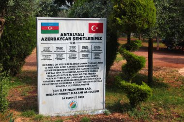 Antalya, Türkiye - 19 Mayıs 2022: Dokuma Parkı 'nda Azerbaycan kahramanları parkı, oyun alanları, piknik noktaları ve minyatür Türk simgelerinden oluşan açık hava müzesi 