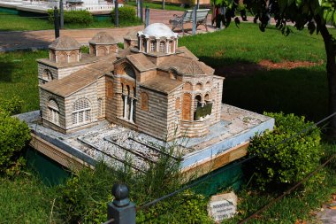 Antalya, Türkiye - 19 Mayıs 2022: Minyatür Türk simgelerinden oluşan açık hava müzesi olan Dokuma Parkı 'ndaki İstanbul Pantokrator Kilisesi modeli
