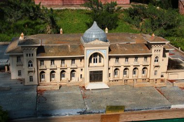 Antalya, Türkiye - 19 Mayıs 2022: Minyatür Türk simgelerinden oluşan açık hava müzesi bulunan popüler bir park olan Dokuma Parkı 'nda tarihi Ankara Palas Modeli