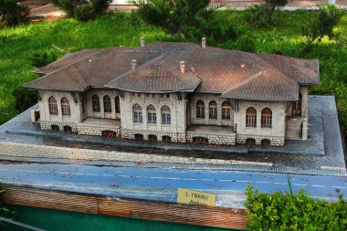 Antalya, Türkiye - 19 Mayıs 2022: Minyatür Türk simgelerinden oluşan açık hava müzesi olan Dokuma Parkı 'nda bulunan Türkiye Büyük Millet Meclisi Modeli