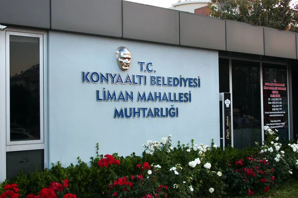 Antalya, Türkiye - 20 Mayıs 2022: Muhtarın evi, Antalya 'nın Konyaalti ilçesinde Liman Mahallesi' nin seçilmiş başkanı