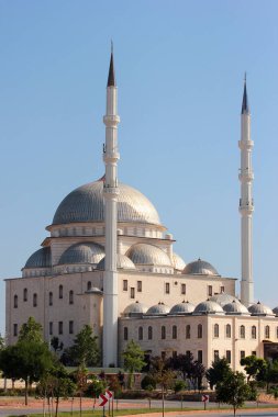 Antalya, Türkiye - 4 Haziran 2022: Hacı Ali Uyaroğlu Cami, Antalya 'nın Çankaya Mahallesi' nde bir cami