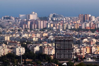 Antalya, Türkiye - 4 Haziran 2022: Kepez ilçesindeki bir terastan merkez Antalya 'nın havadan görünüşü