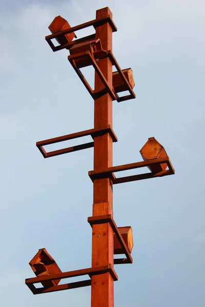 Vogelhäuser Auf Einem Holzpfahl — Stockfoto