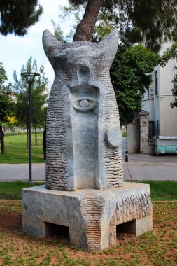 Antalya, Türkiye - 12 Haziran 2022: Antalya 'nın Eski Kenti Kaleici' nin hemen güneyinde yer alan Karaalioğlu Parkı 'ndaki heykeller.