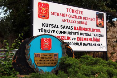 Antalya, Türkiye - 12 Haziran 2022: Kentin merkezinde Türk Savaş Gazileri Derneği Antalya şubesinin imzası