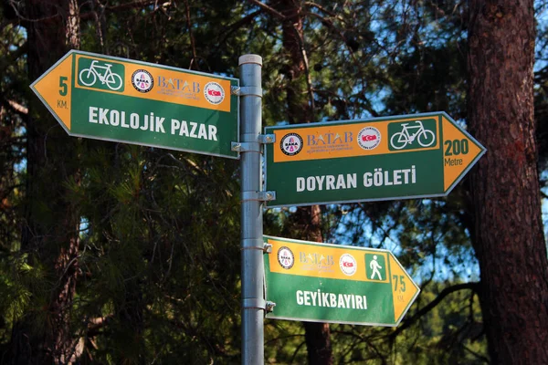 Doyran Turcja Czerwca 2022 Znaki Turystyczne Nad Jeziorem Doyran Okręgu — Zdjęcie stockowe