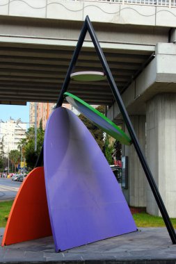 Antalya, Türkiye - 20 Haziran 2022: Antik Yunan geometresi ve astronomu Apollonius tarafından geliştirilen konik bölümlerin heykeli.