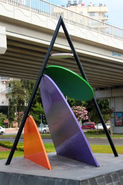 Antalya, Türkiye - 20 Haziran 2022: Antik Yunan geometresi ve astronomu Apollonius tarafından geliştirilen konik bölümlerin heykeli.