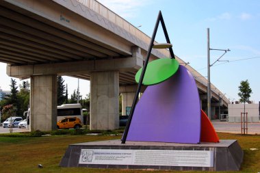 Antalya, Türkiye - 20 Haziran 2022: Antik Yunan geometresi ve astronomu Apollonius tarafından geliştirilen konik bölümlerin heykeli.