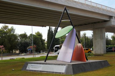 Antalya, Türkiye - 20 Haziran 2022: Antik Yunan geometresi ve astronomu Apollonius tarafından geliştirilen konik bölümlerin heykeli.