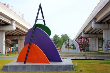 Antalya, Türkiye - 20 Haziran 2022: Konik bölümlerin heykelleri, açıölçer ve Akdeniz Üniversitesi 'nin ana girişine yakın pusula 