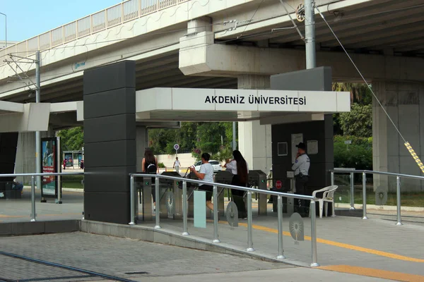 土耳其安塔利亚 2022年6月20日 安塔利亚中部的Akdeniz大学有轨电车车站 烟灰缸是城市轻轨和公共交通网络的一部分 — 图库照片