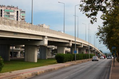 Antalya, Türkiye - 20 Haziran 2022: Antalya şehir merkezindeki Dumlupinar Bulvarı 'ndaki Meltem çok katlı tramvay hattı.