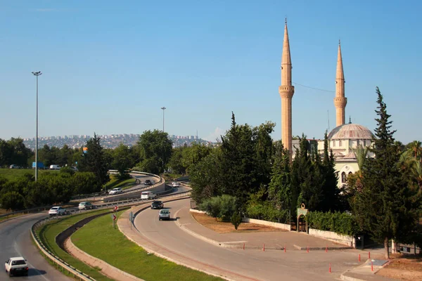 Antalya Τουρκία Ιουνίου 2022 Κτίριο Τζαμιού Koy Hizmetleri Και Λεωφόρος — Φωτογραφία Αρχείου