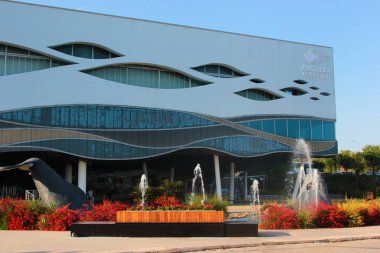 Antalya, Türkiye - 9 Haziran 2022: Akdeniz kıyısındaki Antalya şehir merkezindeki büyük modern Antalya Akvaryumu