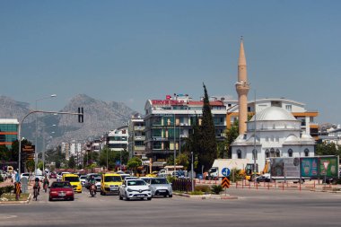 Antalya, Türkiye - 23 Haziran 2022: Antalya 'nın Konyaalti ilçesindeki Liman Mahallesi, Rus gurbetçiler ve turistler arasında popüler bir yer