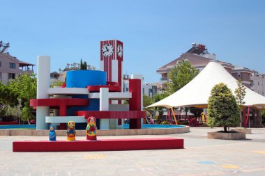 Antalya, Türkiye - 23 Haziran 2022: Türkiye 'nin Akdeniz kıyısındaki popüler tatil beldesi Antalya' nın Konyaalti ilçesinde Rus-Türk dostluk parkı