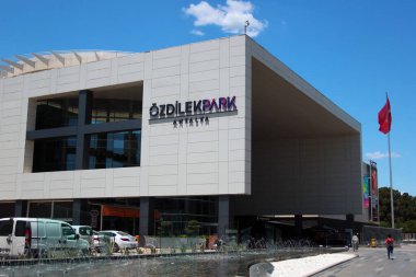 Antalya, Türkiye - 1 Temmuz 2022: Kepez ilçesindeki Popüler Özdilek Alışveriş Merkezi. Ünlü Pazar yeri ve perakende satış mağazası.